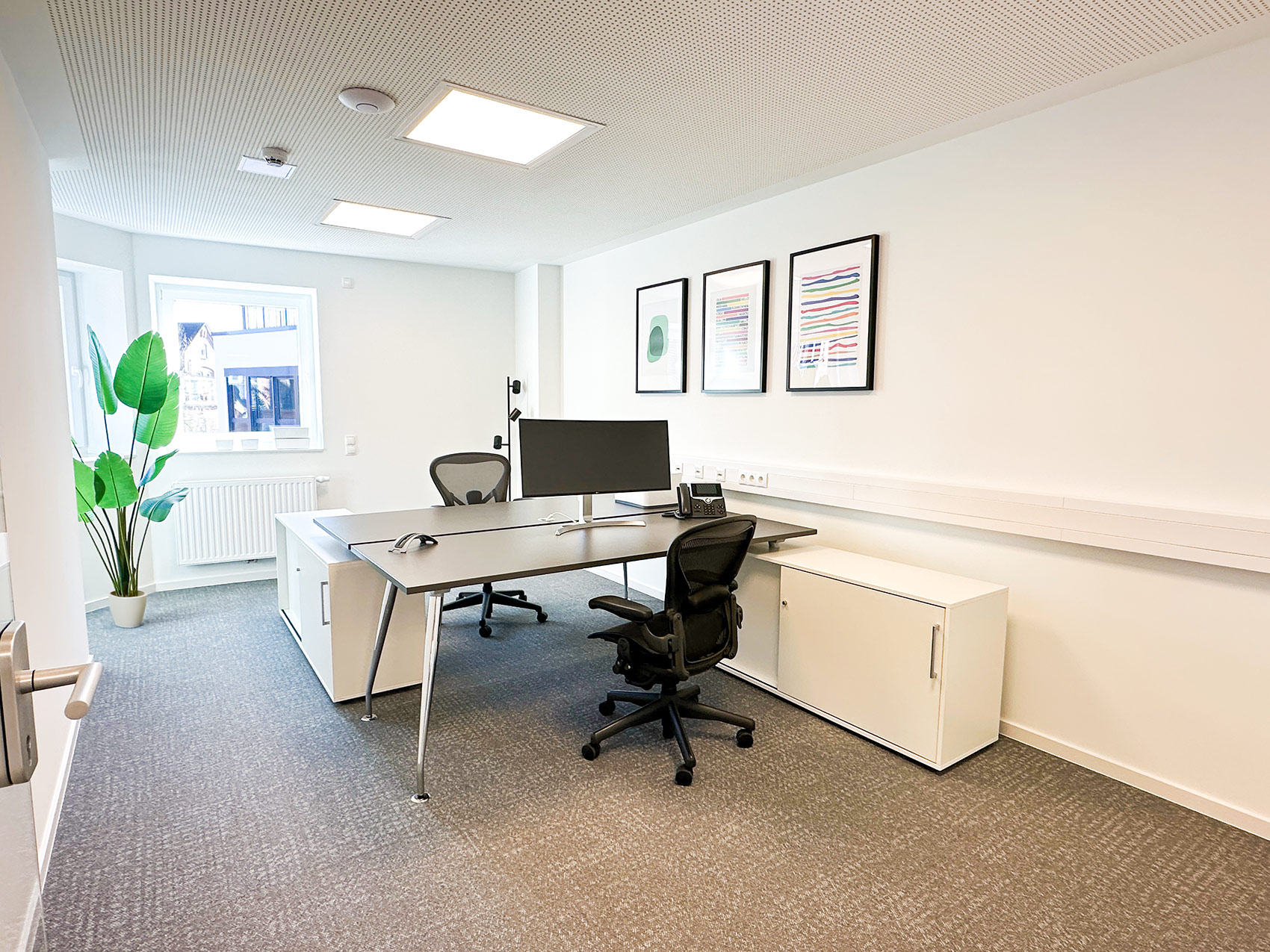 Modernes Büro mit ergonomischen Arbeitsplätzen