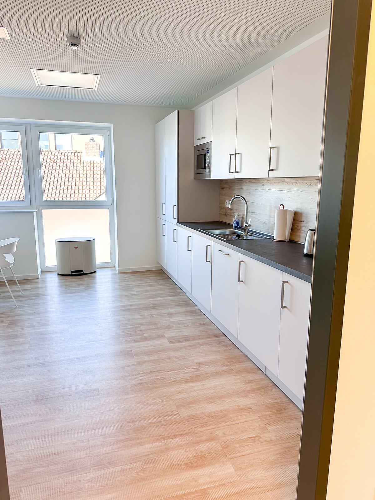 Voll ausgestattete Küche im Coworking Space